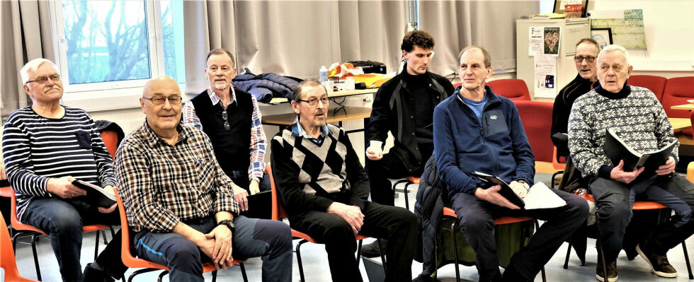 Endelig skal kormedlemmene få fremføre kabareten som var ferdig for to år siden. Fra venstre Knut Pedersen, Svein Pedersen, Jon Holien, Steinar Rimala, Håkon Lydersen, Kåre Furstrand, Arnold Eliseussen og Ronald Andersen.
 Foto: Bjørn Hildonen