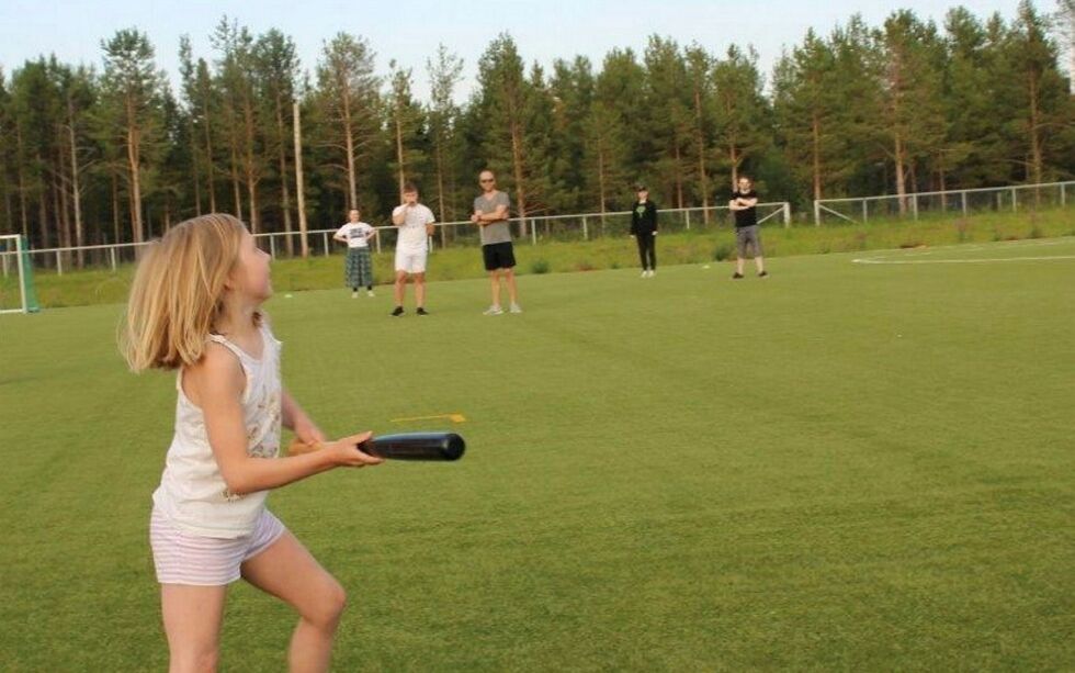 I år som i fjor har Ká­re­naš Sámi giel­la- ja kulturguovddáš arrangert slåball på gressbanen i Karasjok. Foruten å være en sosial møteplass, har arrangementene utgjort en arena for språk- og kunnskapsoverføring fra de eldre til de yngre.
 Foto: Ká­re­naš