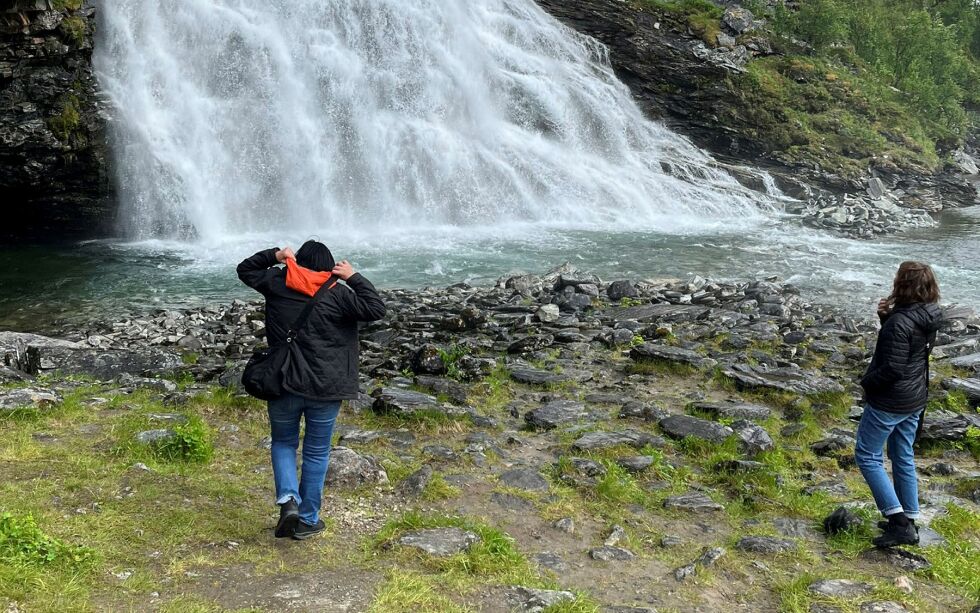Det er en stor opplevelse å stå ved foten av denne fossen.
 Foto: Elin M. Wersland