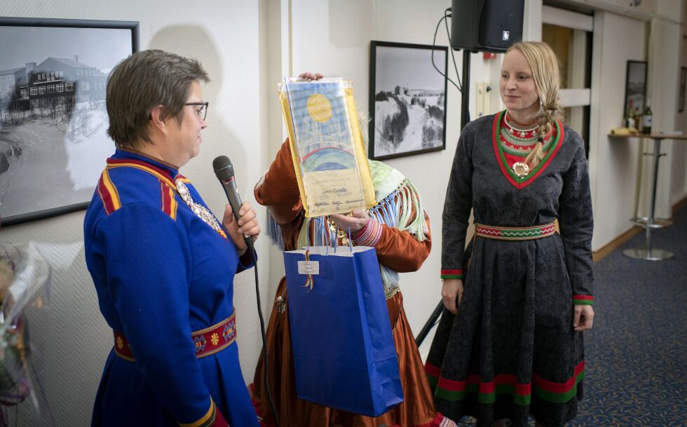 Birgitta Fossum leste opp begrunnelsen bak prisen til Sverre Fjellheim. Til høyre ser vi Eva Fjellheim som tok i mot prisen på vegne av sin far, Sverre.
 Foto: Saemien Sijte