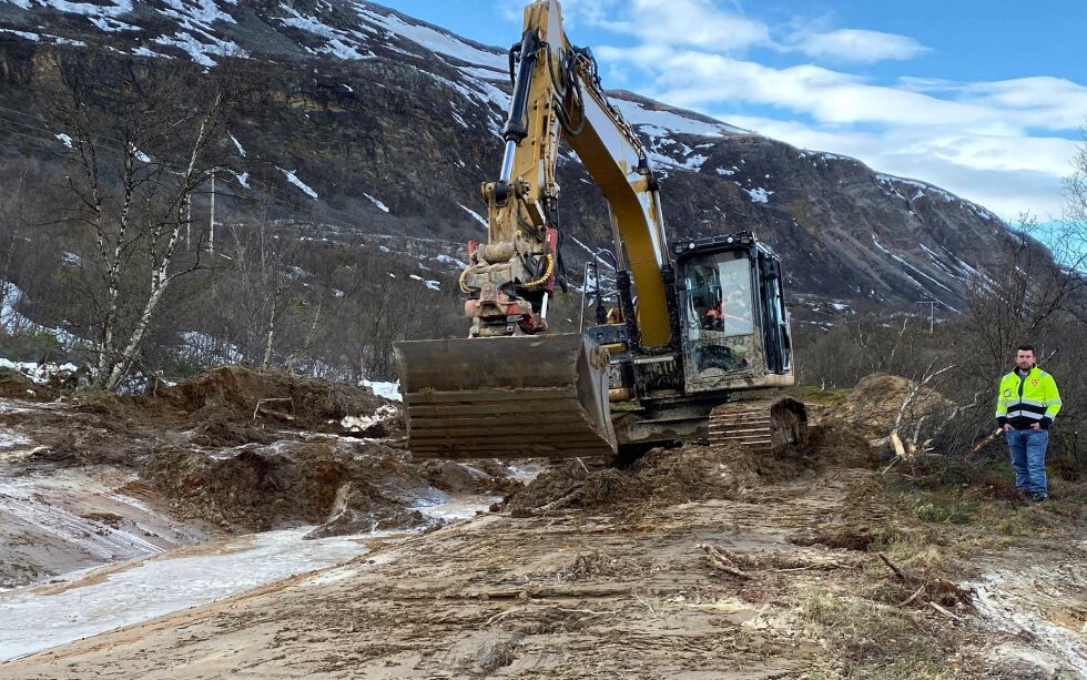 Den siste ti­das sne­smel­ting har skapt pro­ble­mer på Kle­met­stad­vei­en litt ut­en­for Laks­elv. Tirs­dag måt­te det set­tes i gang nød­grøf­ting. Foto: Ma­ri­us Thor­sen