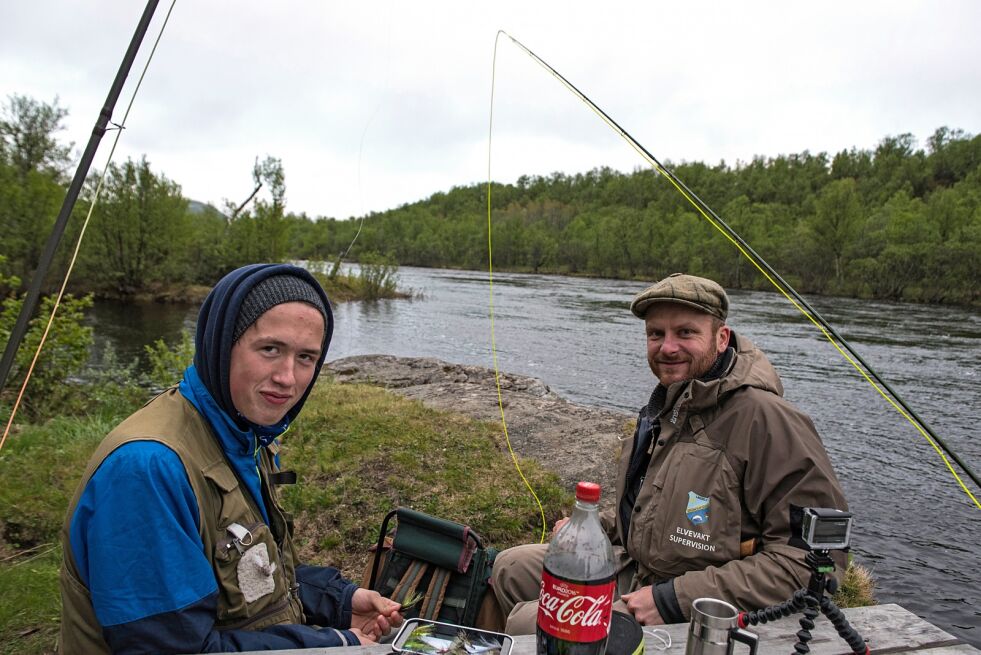 Martin Nilsen og Egil Liberg er begge to svært erfarne fiskere. Ved sesongstart natt til onsdag vanket det brus og kaker for å markere sesongstart.
Foto: Marius Thorsen