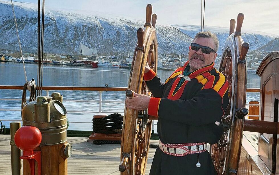 Dosent Jan-Erik Henriksen til rors om bord på Statsraad Lehmkuhl.
 Foto: Karine Nigar Aarskog/UiT