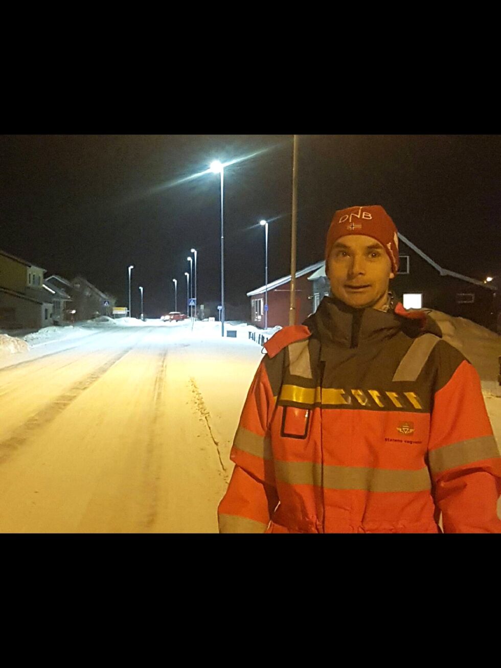 Byggeleder i Statens vegvesen, Helge Mathisen, håper de nye veilysene i Vestre Jakobselv skal bidra til mer trafikksikkerhet.
 Foto: Torbjørn Ittelin