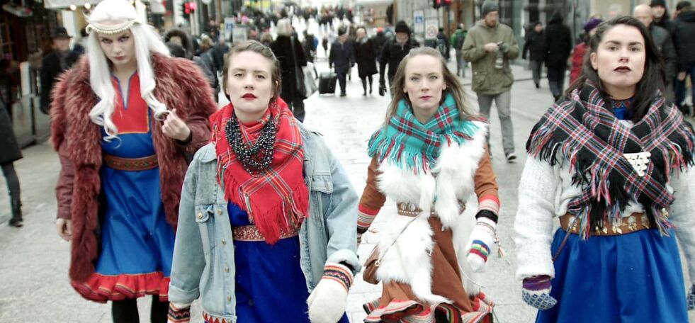 Også den nye generasjonen med kunstnere deltar under utstillingen. Her er et stillbilde fra Dáiddadálu Artist Collective filmen: «Don’t fuck with me/ Ále dájo muinna», 2018.
 Foto: Dáiddadállu