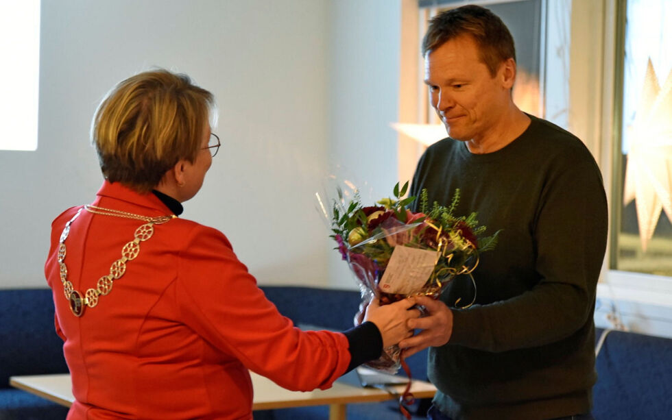 Ordfører Aina Borch overrakte blomster til Ulf Arne Larsen, for å ha oppnådd miljøfyrtårn-sertifisering for sin virksomhet Finnmark Turbuss AS.
 Foto: Irene Andersen