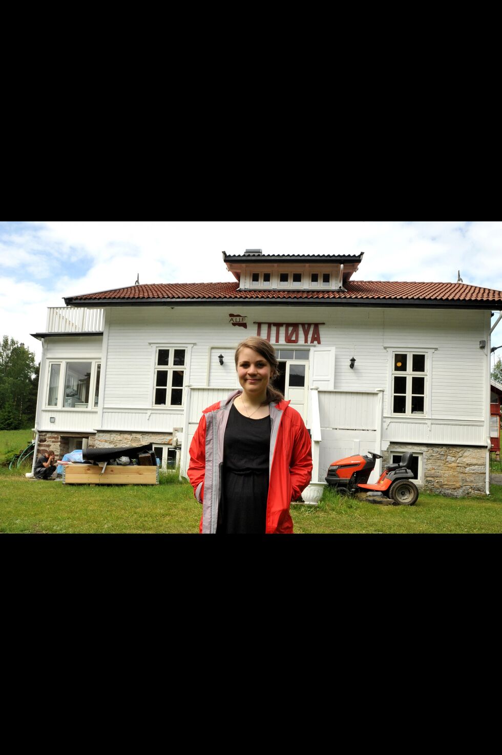 Fire år etter terroren på Utøya, tok det før AUF igjen var tilbake på øya. Ragnhild Kaski var generalsekretær i AUF da ungdommene arrangerte sommerleir på Utøya igjen i 2015. Her er hun foran hovedhuset på øya.
 Foto: Erik Brenli