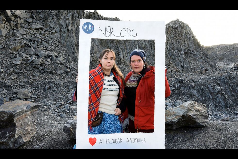 Sametingsråd Silje Karine Muotka (til høyre), her sammen med leder i NSRs ungdomsutvalg, Maren Benedicte Nystad Storslett. Bildet er tatt under NSRs arrangement i det planlagte gruveområdet i september i fjor. (Foto: Lars Birger Persen)