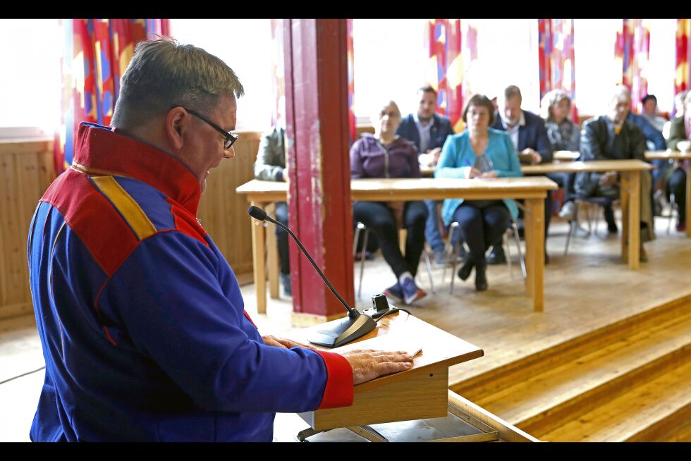 Ansikt til ansikt: Ansikt til ansikt med de pårørende forklarer Karasjoks ordfører, Svein Atle Somby (Ap), hva han vil gjøre for beboere og ansatte ved kommunes pleie- og omsorgsavdeling.
 Foto: June  Helén Bjørnback