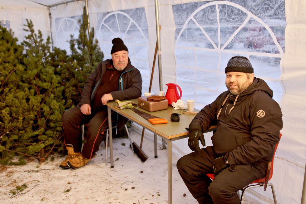 I teltet utenfor idrettshuset satt Jim Roger Friskilæ og Trygve Stenbakk (til venstre) og puslet med juletresalget, som gikk under rolige omstendigheter.
 Foto: Silje L Kvammen