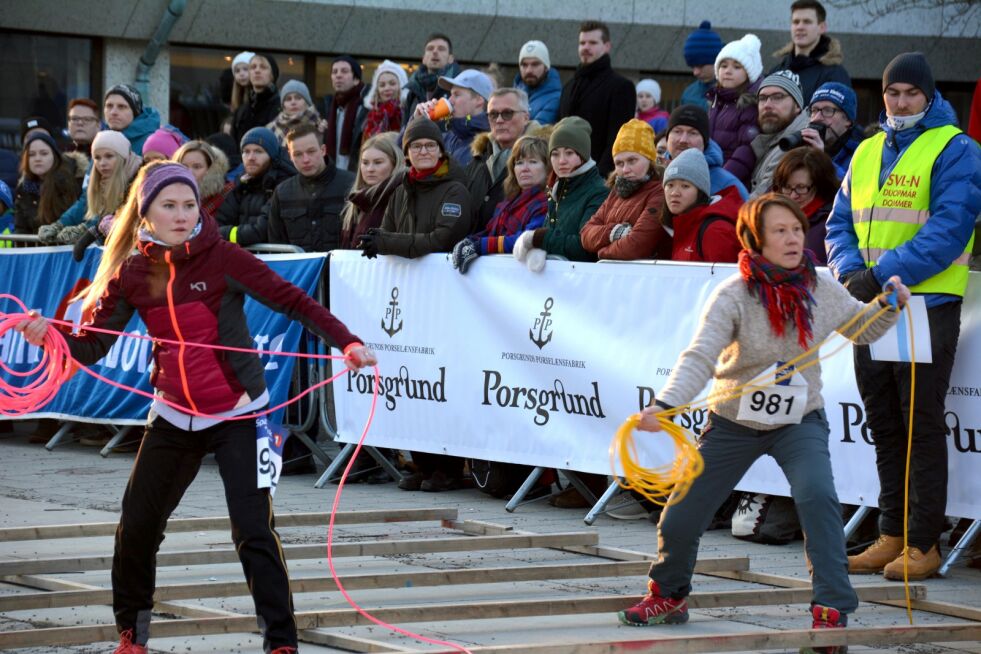 Det var svært spennende da Elle Martine Eira konkurrerte mot sin mor, Marja Elise Hætta Eira, i finalen under Norgesmesterskapet i lassokasting i Tromsø i helgen.
 Foto: Elin Margrethe Wersland