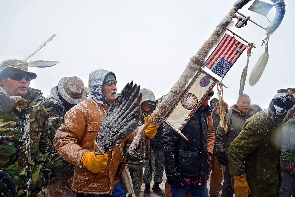 Da William Rehnquist ledet USAs Høyesterett tapte urfolk en lang rekke med saker. I 2016 valgte lakotafolket bønn, demonstrasjoner og sivil ulydighet for å opponere mot inngrep i deres landområder. Bildet er fra Standing Rock, North Dakota.
 Foto: Øyvind Ravna