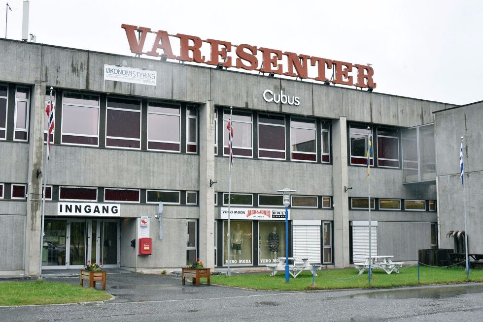 Banaksenteret i Lakselv inneholder mange butikker, cafe og kontorlokaler.
 Foto: Irene Andersen