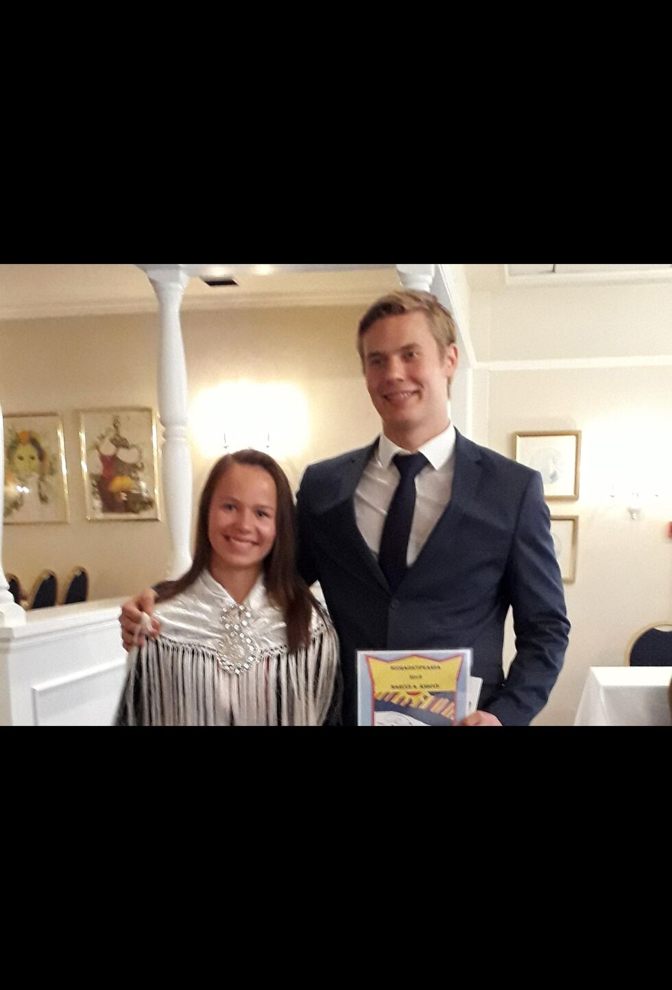 Elen Kristine Petterson fra Ilar og Marcus Åshovd fra Fjell Skilag mottok Samenes Idrettsforbunds ungdomsstipend.
 Foto: Toril Iversen
