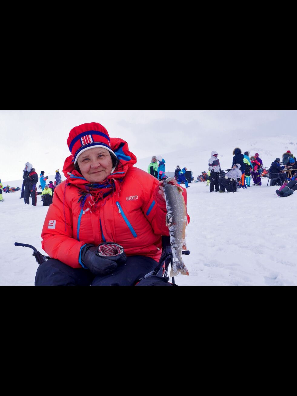 Edith Påve kan smile fornøyd, 10.000 kroner fikk hun for denne røya på 528 gram. God kilospris.
 Foto: Lisbeth Myrvang