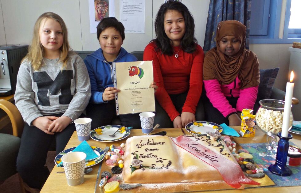 Sandra Kristine Thomassen, Iver Thude Petterson, Kim Lyka Johansen og Maryamo Muhamed Ahmed hadde god grunn til litt feiring.
 Foto: Bokbussen