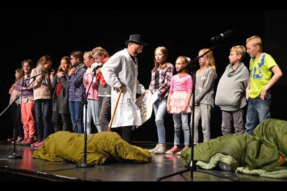 Klasse 6B koste seg på scenen mens de fremførte «Dyrene i Afrika».
 Foto: Hannah Persen