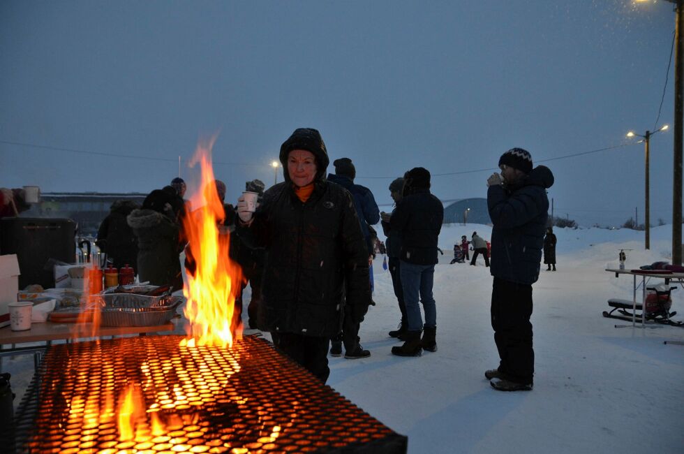 Grill­en er snart klar. Eva Jo­han­sen var en av dem som sør­get for mat og drikke.
 Foto: Roger Albrigtsen