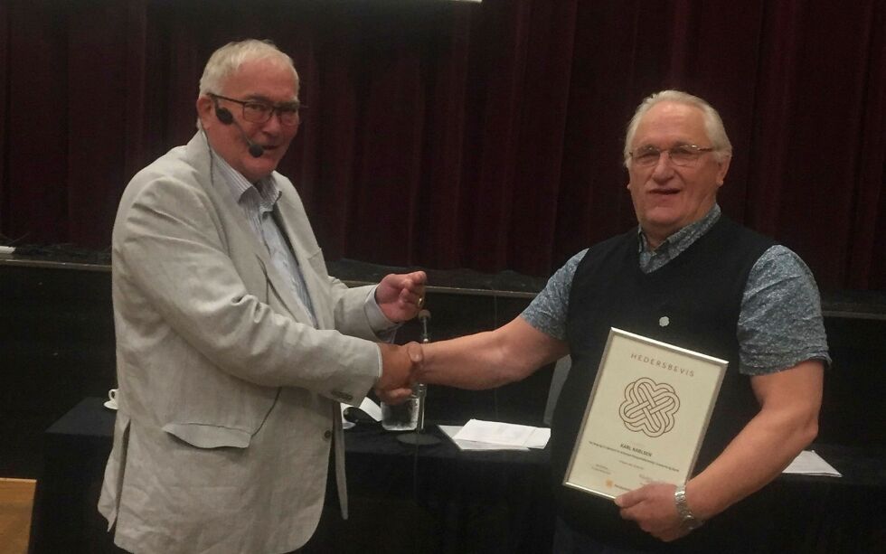 Karl Karlsen (til høyre) står her med diplomet og hederbeviset han fikk av leder i Kirkenes pensjonstforening, Nils Edvard Olsen, for sin mangeårige innsats for foreninga.
 Foto: Privat