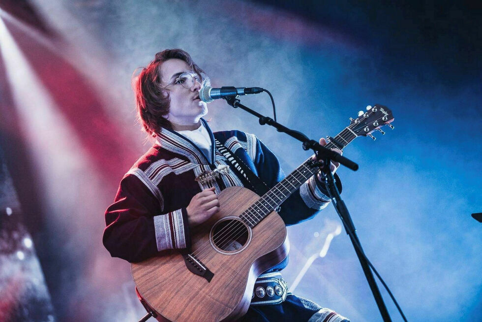 Med sterke røtter i den tradisjonelle joiken, utforsker Lávre også nye musikalske impulser.
 Foto: Ørjan Marakatt Bertelsen