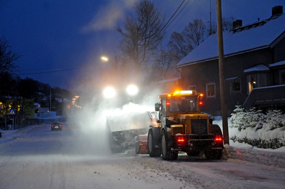 Fortauene i Kirkenes ryddes effektiv med snefreser, mens en hjullaster tar det som faller utenfor tilhengeren.
 Foto: Halllgeir Henriksen