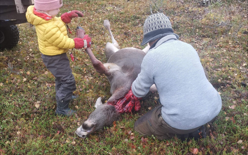 Barna får være med på hele prosessen med å hente ut kjøttet fra skogen.
 Foto: Morten Ailu Hætta Hansen