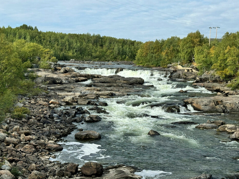 Skoltefossen er bare en skygge av seg selv med så lav vannføring.
 Foto: Stein Tore Sivertsen
