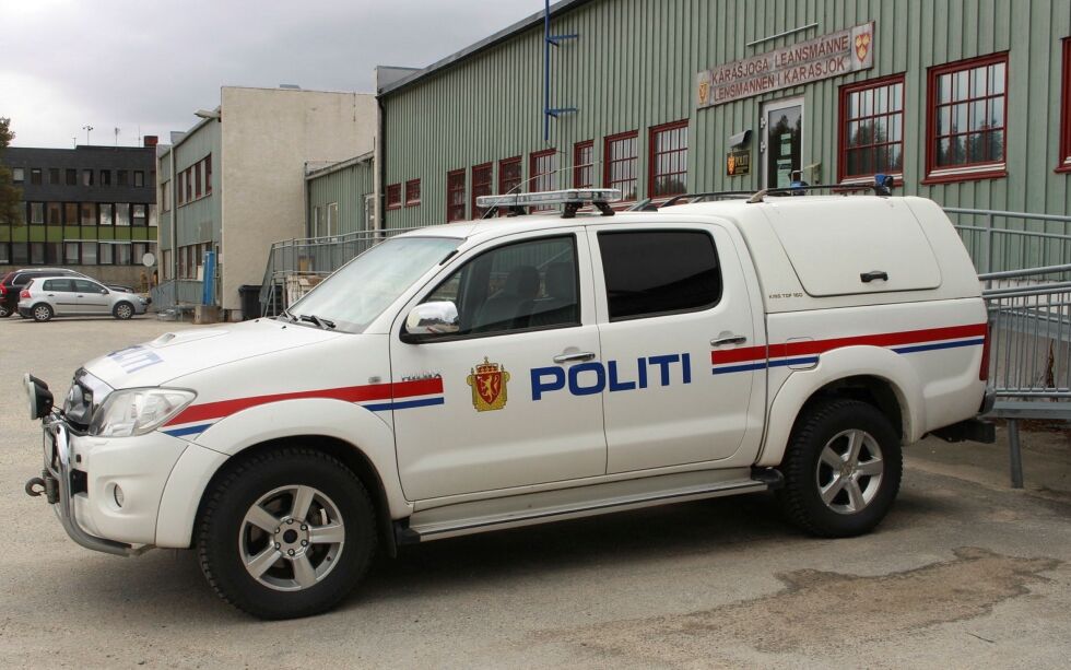 Po­li­ti­bi­len står klar til ut­ryk­ning ut­en­for po­li­ti­sta­sjo­nen i Kar­as­jok. Po­li­ti­pat­rul­jen i Kar­as­jok og Pors­ang­er har nem­lig hatt nok å gjø­re den siste tid­en.
 Foto: Elise Embla Scheele