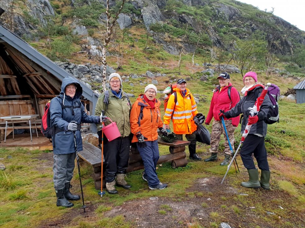 Her er fornøyde komitémedlemmer på hjemtur. Fra venstre: Gudrun Iversen, Unni Paulsen, Agnes Nilsen, Edvin Nilsen, Helen Martinsen og Laila Abrahamsen.
 Foto: Privat