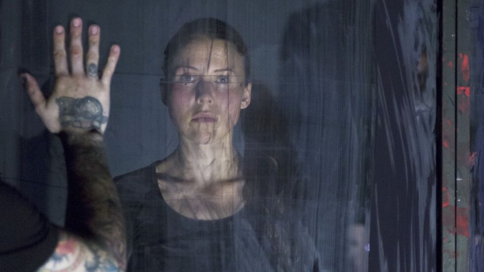 Sarakka Gaup er en av flere sterke unge stemmer i forestillingen «Vinduer» som gikk i Oslo under Heddafestivalen forrige uke.
 Foto: Kristin Aafløy Opdan
