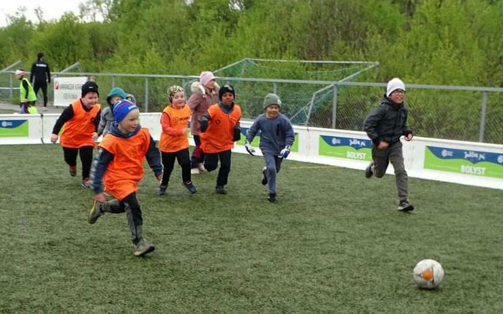 Mange fremmøtte og mye glede gjør at fremtiden ser lys ut for Varanger Ballklubb etter tirsdagens aktivitet.
ALLE FOTO: JOHN SAMUEL NILSEN