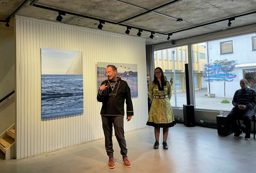 Begge kunstnerne under åpningen.
 Foto: Nina Gudrun Karisaari