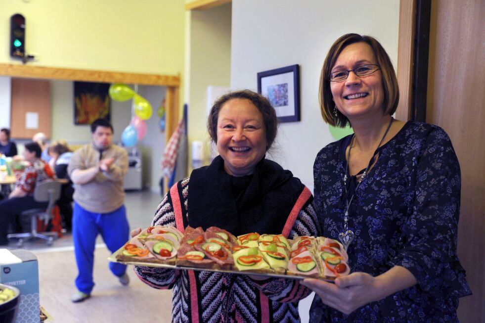 Arbeidsleder ved Tana Arbeidsservice, Randi I. Pedersen (til høyre) og Hege Maja-Bakken bød på smørbrød og informasjon.
 Foto: Karsten Ugelvik