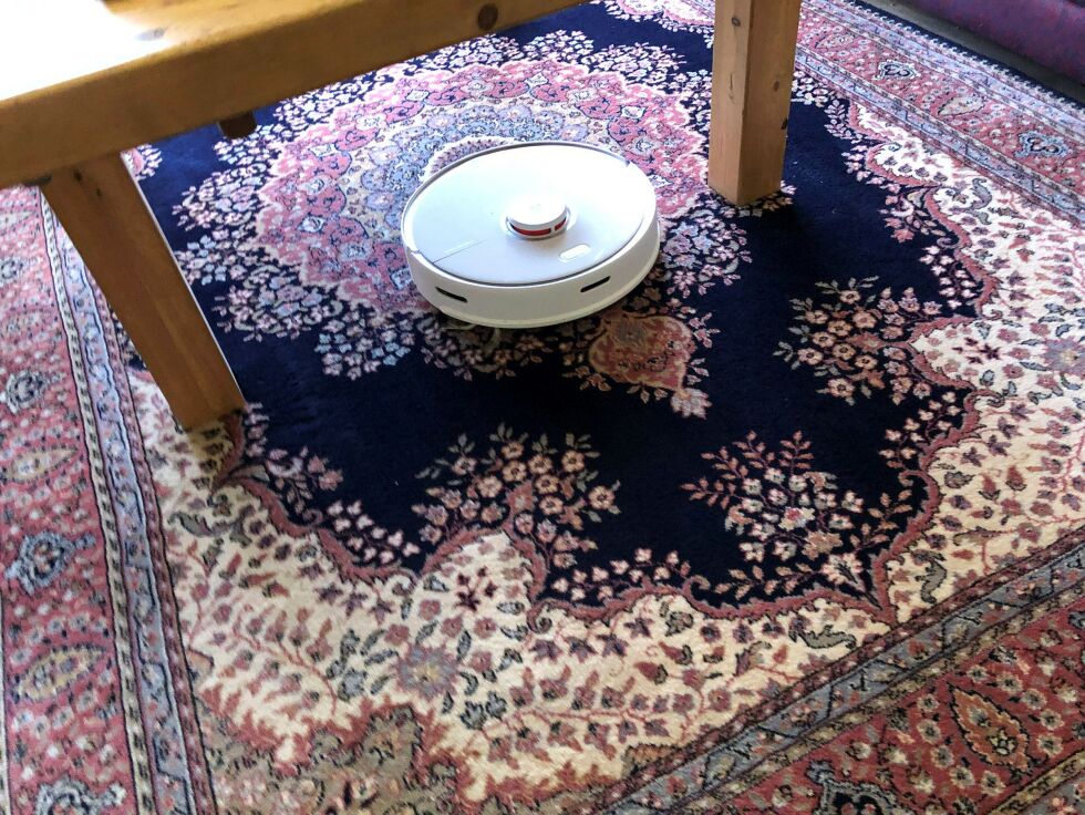 Om man ikke er så glad i å bøye og tøye kan de som in­ves­te­rer i en ro­bot­støv­su­ger gle­de seg over at den går un­der bord og sto­ler, og tar godt på tep­per.