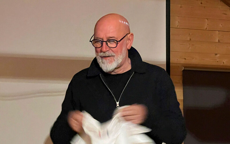 Prosjektleder på Gamvik museum, Jan Erik Raanes overrekker Nordkyn T-skjorter til foreleserne.
 Foto: Åsa Márgget Anti