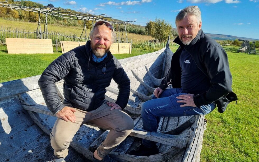 Roger Persson (til venstre) og Dag Broch sitter rolig i båten før det braker løs med Vuonnamárkanat ved museet i Varangerbotn lørdag.