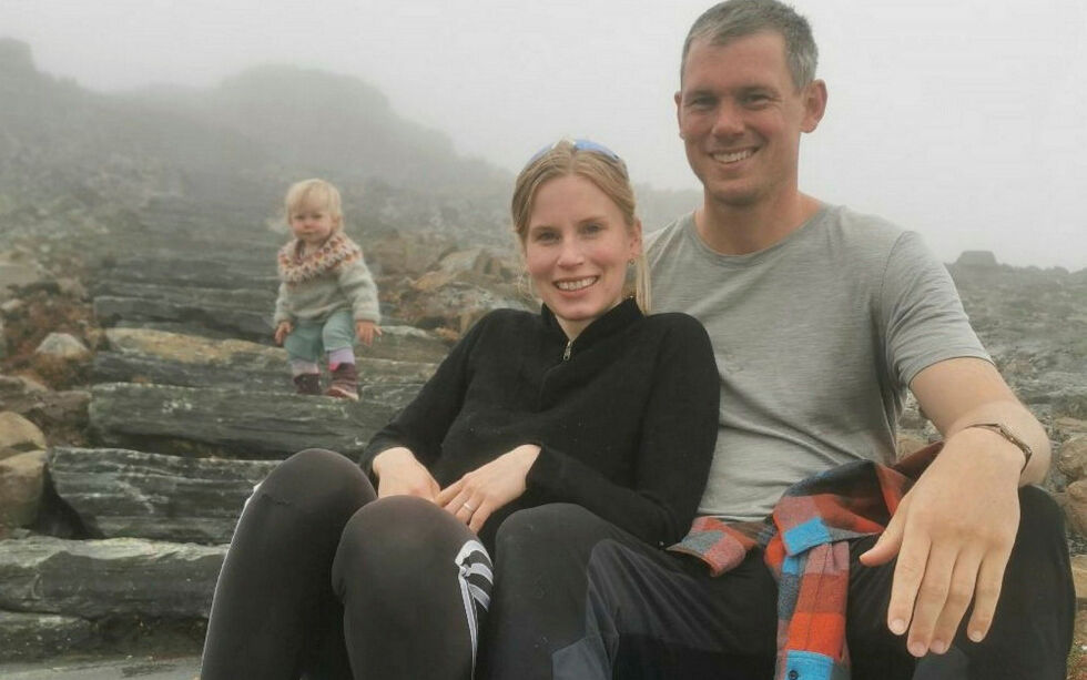 Ruben Åkenes, samboer Oda Bratland Østerdal og lille Bjørg flyttet til Honningsvåg i august i fjor. Og her stortrives de.
 Foto: Privat