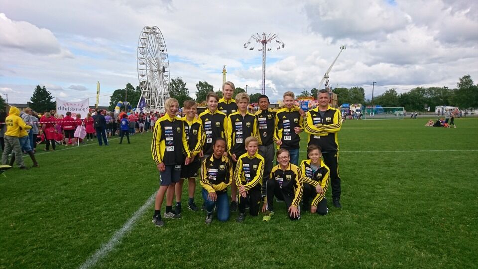Tana ballklubbs lag har gjort det strålende så langt i Norway Cup. Fra venstre bak: Isak Smeland, Simen Varsi Ursin, Preben Aslaksen, Daniel Hoen, Erlend Andersen, Odd Simonsen, Kasper Harjo Akselsen og trener Geir Are Andersen. Fra venstre foran: Pat Simonsen, Ailo Soini Guttorm, Arve Smeland og Dan Øystein Breivik.
 Foto: Kristin Seim Soini
