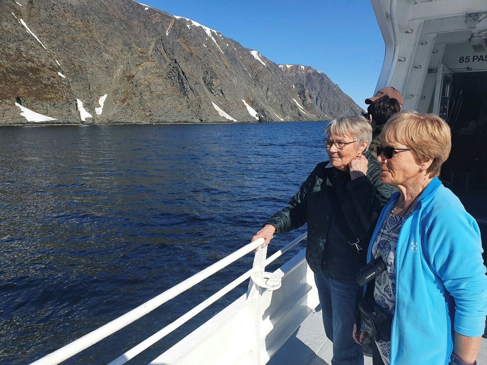 Både Gunvor Andersen (til venstre) og Åshild Lamøy er fra Torhop, og de nyter utsikten på turen mellom Smalfjord og Skjånes. – Mange kjente plasser å se, sier de.
 Foto: Tom Hardy
