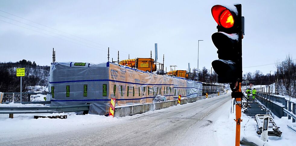 Statens vegvesen er nå igang med arbeidet på gangbrua i Neiden, som har vært stengt siden sommeren 2018. 
Foto: Stein Tore Sivertsen