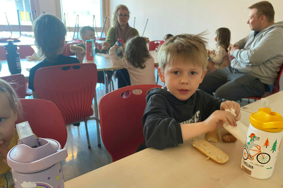Barnehagebarna i Nesseby reiser ikke hjem etter barnehageslutt på mandager. Alle møtes på oppvekstsenteret til middag og lek.
 Foto: Thor Thrane
