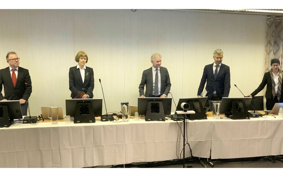 Utmarksdomstolen, anført av dommer Nils Asbjørn Engstad (i midten) har fått seg forelagt en regning som foreløpig passerer 16,4 millioner kroner.
 Foto: Stein Torger Svala