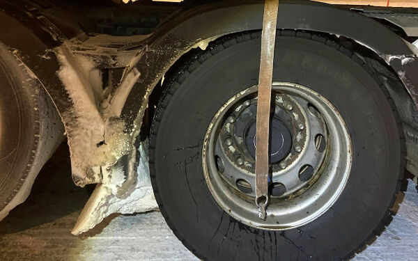 Kreativ løsning med lastestropp på traileren