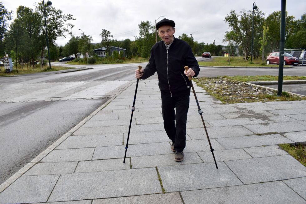 Simon Saraksen konstaterer at gang- og sykkelstier er mangelvare i Tana. Han har ikke veldig tro på at det blir storstilt utbygging etter valget.
 Foto: Birgitte Wisur Olsen