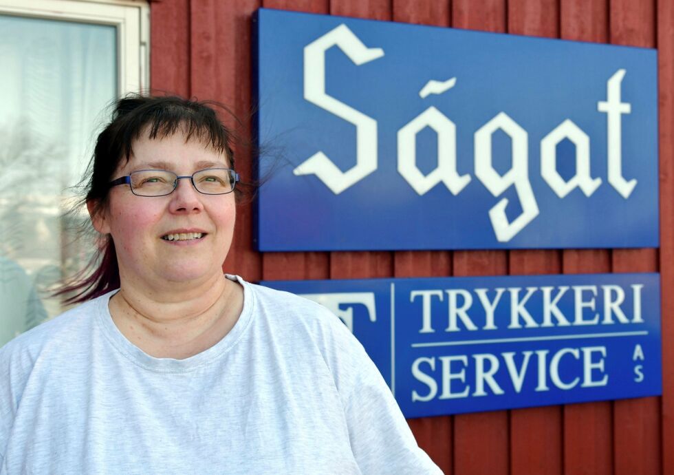 Trude Nilsen er den som vil ta deg i mot når du besøker Ságat sine lokaler i Lakselv.
 Foto: Irene Andersen
