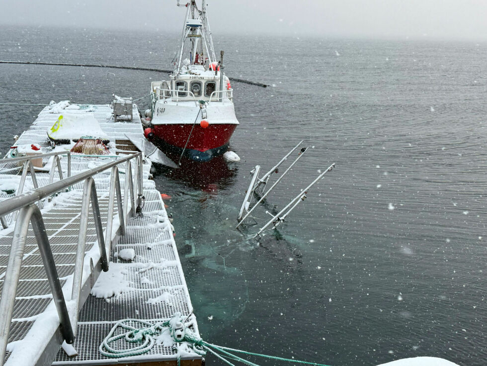 To båter ved kaia i Billefjord sank under det siste stormværet.
 Foto: Oskar Melkeraaen Aas