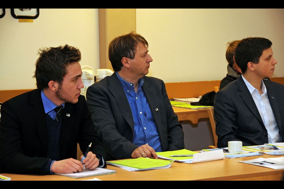 Simon Borch (til venstre), her som politiker for Høyre i 2011 sammen med  Svein Sjøveian og Jonas Nymo på kommunestyremøte. Arkivfoto: Bjørn Arne Johansen