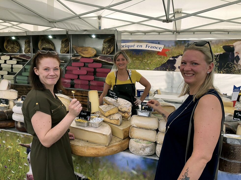 Sofie og Julie Sandberg syntes det var både spennende og smakfullt å smake på ostene som franske Alicia Bosquet bød på.
 Foto: Hallgeir Henriksen