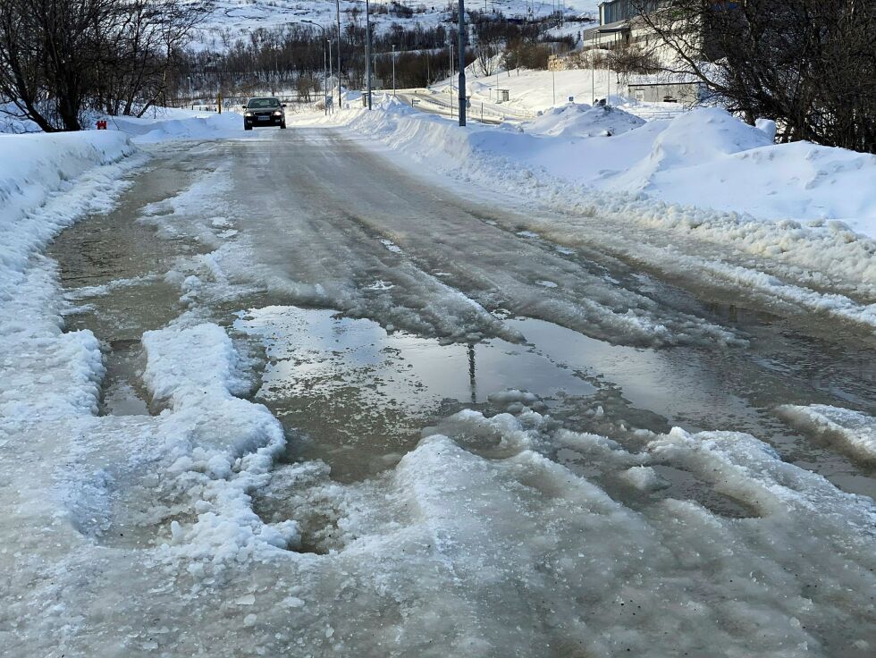 Ons­dag så det skik­ke­lig vår­lig ut i Kris­ten Ny­gaards gate i Kir­ke­nes med til dels mye over­fla­te­vann, som kom fra skrå­nin­ga langs vei­en. Foto: Hall­geir Hen­rik­sen
 Foto: Hallgeir Henriksen