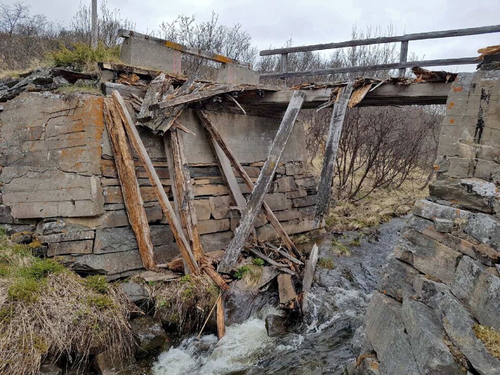 Beboere på vestsiden av elva i Vestre Jakobselv mener denne gamle brua i Skittenelv bør rives helt før det skjer en ulykke der.
 Foto: Torbjørn Ittelin